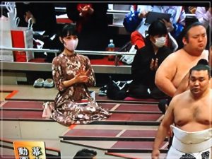 大相撲にいつもいる姿勢の良い女性はともこ ワンピース美女の観客写真まとめ